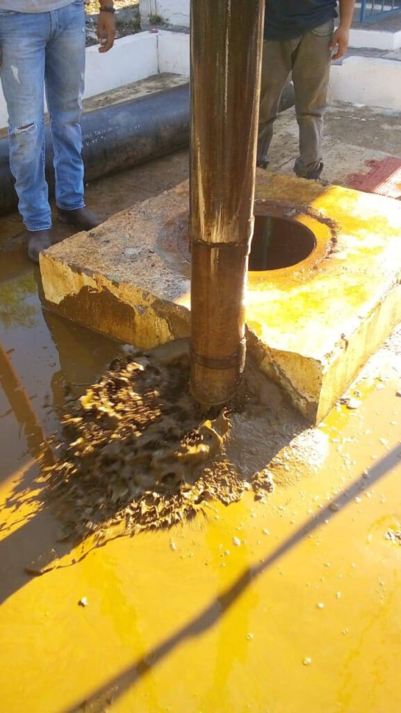 Equipo especializado en limpieza de pozo profundo en Monterrey